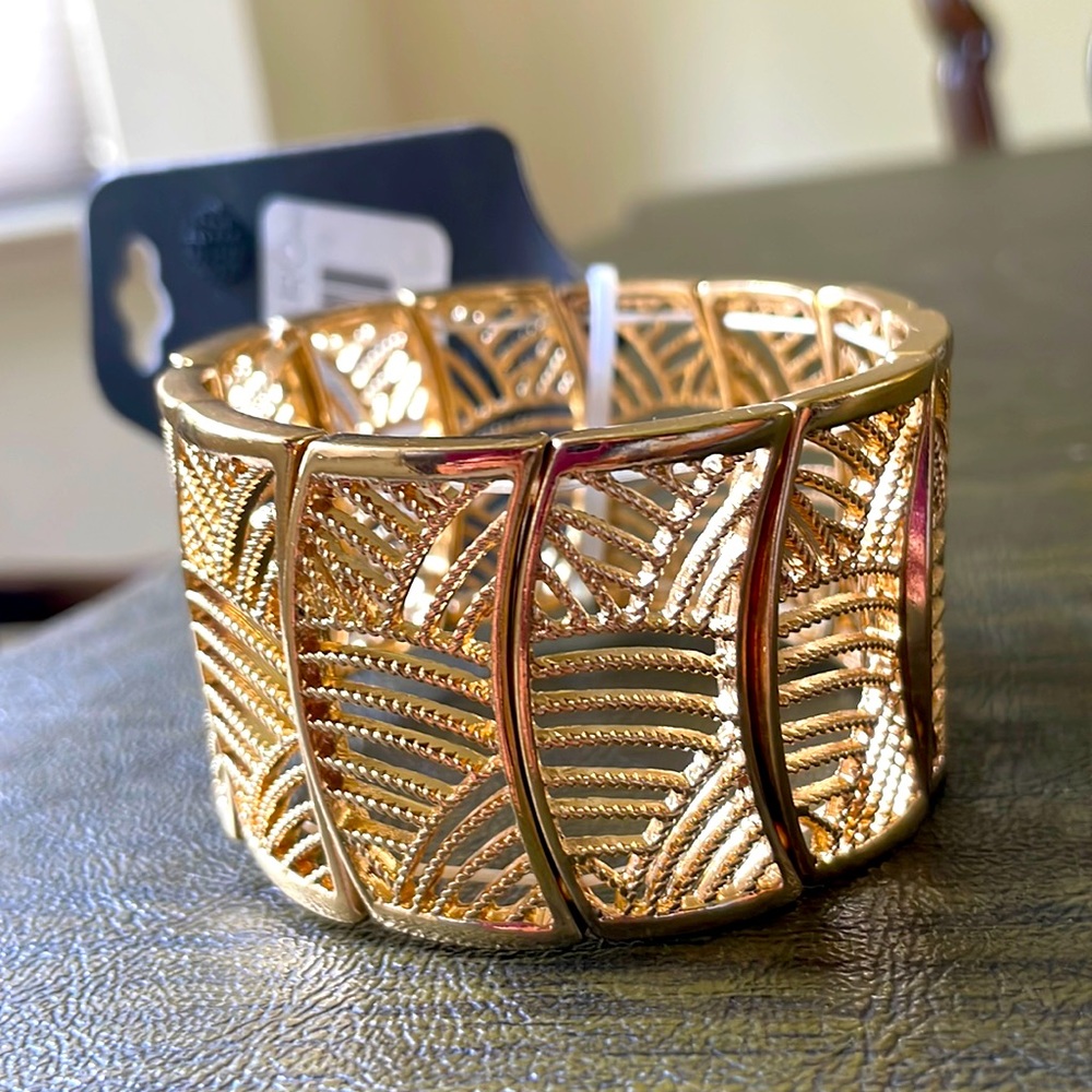 NWT Elastic Pull On Cut Out Bracelet Size Large